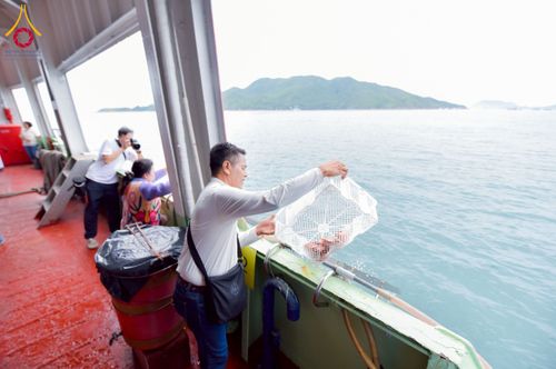 ภาพ No.224859:วันเสาร์ ที่ 10 พฤษภาคม พ.ศ. 2568 วัดพระธรรมกายฮ่องกง จัดพิธีปล่อยปลา บนเรือใหญ่บนอ่าวฮ่องกง และจัดพิธีถวายมหาสังฆทานกลางทะเล ประจำปี 2568 เนื่องในสัปดาห์วิสาขบูชาโลก