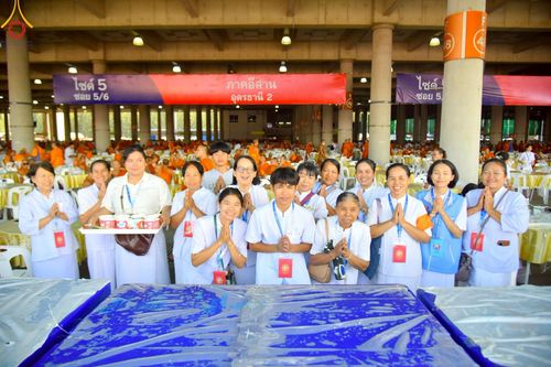 ภาพ No.219290:บรรยากาศการเดินทางเข้าวัดพระธรรมกาย , การต้อนรับปฏิสันถาร , การฉันภัตตาหารเช้า , การลงทะเบียนพระสังฆาธิการ  เนื่องในวันคุ้มครองโลก พิธีถวายมหาสังฆทานคณะสงฆ์ 40,000 กว่าวัดทั่วประเทศ ณ วัดพระธรรมกาย