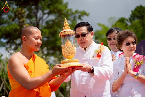 ภาพ No.255486:วันที่ 13 ตุลาคม พ.ศ. 2568 พิธีบรรจุพระบรมสารีริกธาตุ ผูกผ้า 7 สี เพื่อความเป็นสิริมงคล  และ ยกช่อฟ้า ประดิษฐานบนหลังคาอุโบสถวัดทุ่งเจริญธรรม ถวายบูชาธรรม 81 ปี หลวงพ่อธัมมชโย โดยคณะศิษยานุศิษย์ ณ วัดทุ่งเจริญธรรม อ.อมก๋อย จ.เชียงใหม่