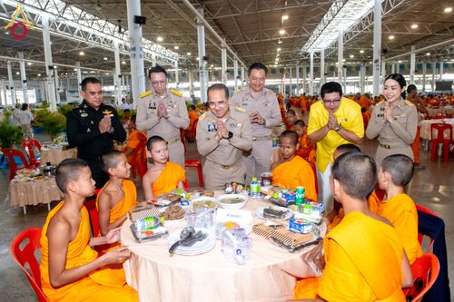 ภาพ No.208968:พระบาทสมเด็จพระเจ้าอยู่หัว ทรงมีพระราชศรัทธาทรงพระกรุณาโปรดเกล้าฯ ให้บำเพ็ญพระราชกุศลถวายภัตตาหารพระราชทาน การสอบบาลีสนามหลวง ณ วัดพระธรรมกาย ย อ.คลองหลวง จ.ปทุมธานี วันที่ 23-24 กุมภาพันธ์ พ.ศ. 2568