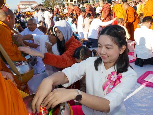 ภาพ No.106820:พิธีตักบาตรพระ ๒๐๐ รูป  "สร้างบุญใหญ่ ส่งท้ายปีเก่า ต้อนรับปีใหม่ ๒๕๖๗" วันอาทิตย์ที่ ๓๑ ธันวาคม ๒๕๖๖ ณ ถนนหน้าที่ว่าการอำเภอภูเรือ อำเภอภูเรือ จังหวัดเลย