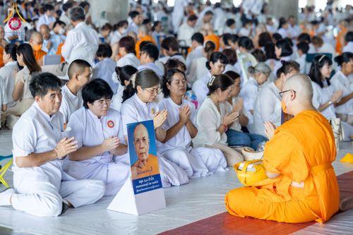 ภาพ No.62574:พิธีถวายบาตรเเละไทยธรรม ในโครงการอุปสมบทหมู่ บูชาธรรมหลวงพ่อธัมมชโย พ.ศ.2567 ณ ลานธรรม พระมหาธรรมกายเจดีย์ วันที่ 13 เมษายน พ.ศ.2567