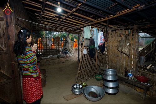 ภาพ No.76399:คณะสงฆ์และสามเณรบิณฑบาต ประเทศบังกลาเทศ วันที่ 11 กุมภาพันธ์ พ.ศ. 2566