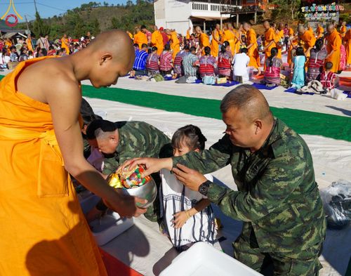 ภาพ No.125253:พิธีตักบาตรเนื่องในวันมาฆบูชา ณ สนามโรงเรียนบ้านนาเกียน  อำเภออมก๋อย จังหวัดเชียงใหม่ วันเสาร์ที่ ๒๔ กุมภาพันธ์ พ.ศ. ๒๕๖๗