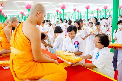 ภาพ No.227715:วันเสาร์ที่ 31 พฤษภาคม พ.ศ.2568 พิธีถวายผ้าไตรแด่สามเณรผู้เข้ารับการอุปสมบท , พิธีอุปสมบทสามเณรเตรียม DCI วัดพระธรรมกาย จ.ปทุมธานี