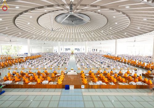 ภาพ No.122883:พิธีสวดพระพุทธมนต์ พิธีทอดผ้าบังสุกุล และพิธีถวายภัตตาหาร เป็นสังฆทานแด่พระภิกษุ สามเณร เนื่องในวันมหาปูชนียาจารย์ วันเสาร์ที่ 3 กุมภาพันธ์ พ.ศ. 2567 ณ หอฉันคุณยายอาจารย์ฯ วัดพระธรรมกาย