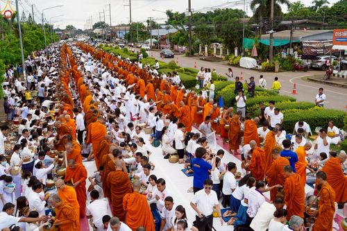 ภาพ No.229866:วันพฤหัสบดีที่ 26 มิถุนายน พ.ศ. 2568 พิธีตักบาตรพระ 1,165 รูป ฉลองก่อตั้งเมืองวานรนิวาส ครบรอบ 164 ปี ณ ถนนวานรนิวาส-อากาศอำนวย อ.วานรนิวาส จ.สกลนคร