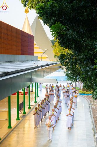 ภาพ No.159716:พิธีตัดปอยผมปลงผมนาคธรรมทายาท, พิธีบรรพชาอุปสมบทหมู่ โครงการอุปสมบทหมู่บูชาธรรม 140 ปี พระมงคลเทพมุนี (สด จนฺทสโร) ณ โบสถ์พระไตรปิฏก วัดพระธรรมกาย วันเสาร์ที่ 5 ตุลาคม พ.ศ. 2567