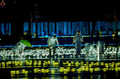 ภาพ No.244224:วันที่ 7 กันยายน พ.ศ. 2568 พิธีจุดประทีป วันครูผู้ค้นพบวิชชาธรรมกาย ณ ลานธรรมฯ และวิหารคด วัดพระธรรมกาย