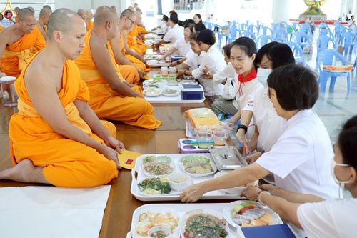 ภาพ No.230436:วันที่ 28 มิถุนายน พ.ศ. 2568 พิธีถวายภัตตาหารเมนูสวรรค์ เพื่อการบรรลุธรรม ณ หอฉันคุณยายอาจารย์ฯ วัดพระธรรมกาย
