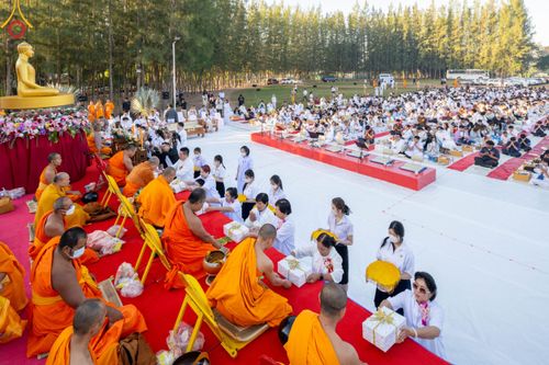 ภาพ No.103856:พิธีตักบาตรพระ 1,000 รูป ครั้งที่ 7 ถวายเป็นพุทธบูชา เพื่อช่วยเหลือคณะสงฆ์ 323 วัด 4 จังหวัดชายแดนภาคใต้ และถวายแด่คณะสงฆ์จังหวัดพิษณุโลก ณ ลานธรรมธุดงคสถานพิษณุโลก อ.วังทอง จ.พิษณุโลก วันที่ 24 ธันวาคม พ.ศ. 2566