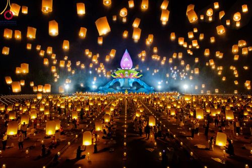 ภาพ No.97283:พิธีทอดผ้าป่า เพื่อสร้าง "ลานอเนกประสงค์พญานาค 4 ตระกูล" และพิธีจุดประทีปโคมลอย ลอยกระทง ถวายประทีปเป็นพุทธบูชา ณ พุทธอุทยานนานาชาติ จ.หนองคาย วันที่ 27 พฤศจิกายน พ.ศ. 2566