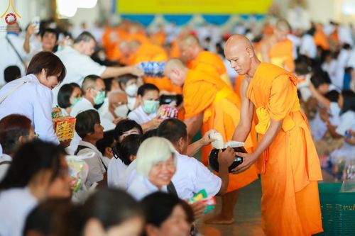 ภาพ No.143409:พิธีตักบาตร ข้าวสารอาหารแห้ง ณ บ้านแก้วเรือนทองคุณยายฯ และ พิธีบูชาข้าวพระ  ณ สภาธรรมกายสากล วัดพระธรรมกาย วันอาทิตย์ที่ 7 กรกฎาคม พ.ศ. 2567