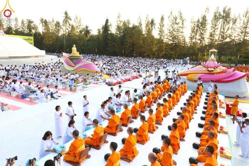 ภาพ No.192972:พิธีตักบาตรพระธรรมยาตรา ณ อนุสรณ์สถานคลองบางนางแท่น อ.สามพราน จ.นครปฐม ในโครงการธรรมยาตรา กตัญญูบูชา มหาปูชนียาจารย์ พระมงคลเทพมุนี(สด จนฺทสโร) พระผู้ปราบมาร อนุสรณ์สถาน 7 แห่ง ปีที่ 13 วันที่ 11 มกราคม พ.ศ.2568
