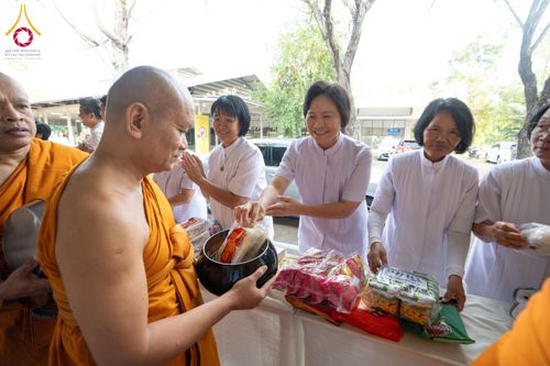 ภาพ No.194774:พิธีเจริญพระพุทธมนต์ และทำบุญตักบาตร ถวายพระราชกุศล แด่พระบาทสมเด็จพระเจ้าอยู่หัว เนื่องในโอกาสพระราชพิธีสมมงคล พระชนมายุเท่าพระบาทสมเด็จพระพุทธยอดฟ้าจุฬาโลกมหาราช สมเด็จพระปฐมบรมกษัตริยาธิราชแห่งพระราชวงศ์จักรี พุทธศักราช 2568 วันที่ 14 มกราคม พ.ศ. 2568