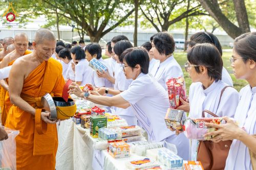 ภาพ No.179612:พิธีเจริญพระพุทธมนต์ พิธีทำบุญตักบาตรถวายพระราชกุศล และพิธีวางพานพุ่มดอกไม้ถวายราชสักการะ  แด่พระบาทสมเด็จพระบรมชนกาธิเบศร มหาภูมิพลอดุลยเดชมหาราช บรมนาถบพิตร เนื่องในวันคล้ายวันพระบรมราชสมภพ วันชาติ และวันพ่อแห่งชาติ วันพฤหัสบดีที่ 5 ธันวาคม พ.ศ. 2567 ณ