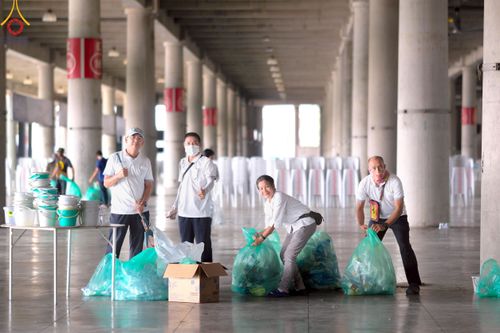 ภาพ No.220480:วันที่ 23-25 เมษายน พ.ศ. 2568 เจ้าหน้าที่และสาธุชนช่วยกัน รับบุญเก็บงานวันคุ้มครองโลก ณ วัดพระธรรมกาย