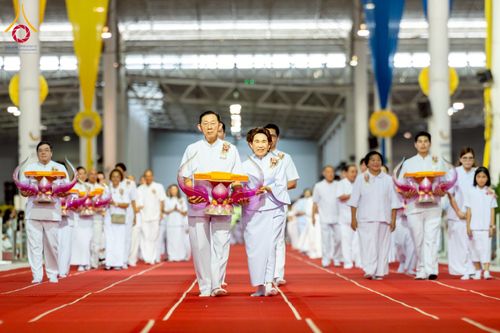 ภาพ No.215404:วันอาทิตย์ต้นเดือนที่ 6 เมษายน พ.ศ. 2568 ขบวนอัญเชิญผ้าป่าสมทบ มหาสังฆทาน 40,000 กว่าวัดทั่วประเทศ ณ สภาธรรมกายสากล วัดพระธรรมกาย