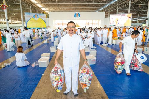 ภาพ No.86854:พิธีตักบาตร , พิธีบูชาข้าวพระ , พิธีจุดเทียนใจ ไฟนิรันดร์ อนันตชัย ในวันอาทิตย์ต้นเดือน 3 กันยายน พ.ศ. 2566 ณ วัดพระธรรมกาย