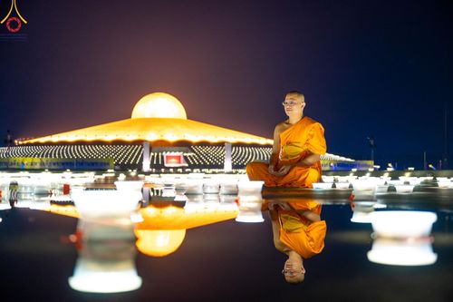 ภาพ No.154827:พิธีจุดประทีป, พิธีฉลองชัยสวดมนต์บทธัมมจักกัปปวัตนสูตร ณ มหารัตนวิหารคด วัดพระธรรมกาย วันอังคารที่ 17 กันยายน พ.ศ. 2567