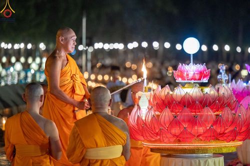 ภาพ No.170313:พิธีลอยกระทงธรรม ณ สระเศรษฐีทะเลบุญ มหาวิหารพระมงคลเทพมุนีฯ วัดพระธรรมกาย วันศุกร์ที่ 15 พฤศจิกายน พ.ศ.2567 (วันเพ็ญ 15 ค่ำ เดือน 12)