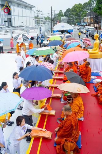 ภาพ No.226093:วันอาทิตย์ที่ 25 พฤษภาคม พ.ศ. 2568 พิธีตักบาตรพระ 1,000 รูปเมืองตรัง ครบรอบ 110 ปี เมืองทับเที่ยง ถวายเป็นพุทธบูชา ถวายเป็นพระราชกุศลแด่รัชกาลที่ 10 และอุทิศส่วนกุศลแด่อดีตเจ้าเมืองตรัง และบรรพบุรุษ ณ บริเวณหน้าศาลากลางจังหวัดตรัง ถนนพระราม 6