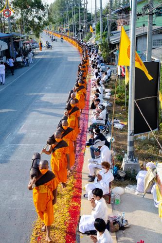 ภาพ No.110405:พิธีต้อนรับพระธรรมยาตรา ในโครงการธรรมยาตรากตัญญูบูชา มหาปูชนียาจารย์ พระมงคลเทพมุนี(สด จนฺทสโร) พระผู้ปราบมาร อนุสรณ์สถาน 7 แห่ง ปีที่ 12 วันที่ 11 มกราคม พ.ศ. 2567 ณ อนุสรณ์สถานลำดับที่ 3 สถานที่เกิดใหม่ในเพศสมณะ วัดสองพี่น้อง จ.สุพรรณบุรี