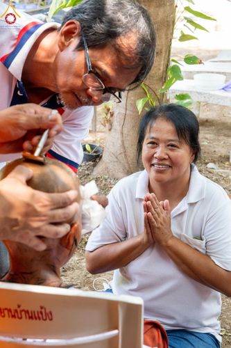 ภาพ No.59136:พิธีปลงผมและแห่นาคธรรมทายาท ในโครงการบรรพชาสามเณร ภาคฤดูร้อน เฉลิมพระเกียรติพระบาทสมเด็จพระเจ้าอยู่หัว เนื่องในโอกาส  พระราชพิธีมหามงคลเฉลิมพระชนมพรรษา 6 รอบ  ปลงผมนาคในวันที่ 21 เมษายน พ.ศ 2567 ณ วัดกลางธนรินทร์ (ธรรมอุทยานบ้านแป้ง)