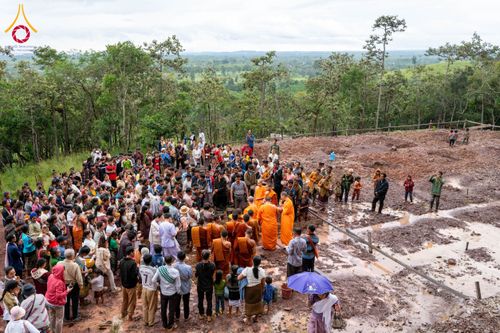 ภาพ No.174465:พิธีตักบาตรพระ,พิธีทอดผ้าป่า พิธีกลั่นแผ่นดินโปรยรัตนชาติ  สร้างพระอุโบสถและเจดีย์ วัดป่าสัมมาทิฏฐิและวัดสิริขันโท แขวงอัตตะปือ สปป. ลาว วันที่ 29 ตุลาคม พ.ศ. 2567