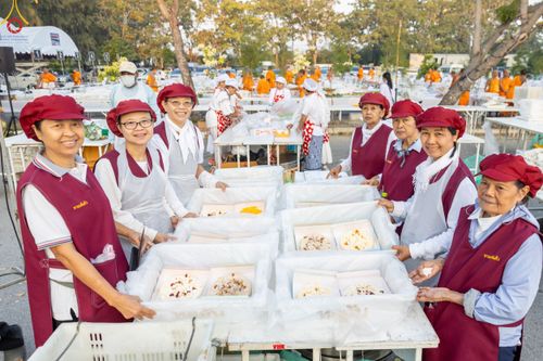 ภาพ No.190481:สาธุชนถวายภัตตาหารเป็นสังฆทาน แด่พระธรรมยาตรา ณ อนุสรณ์สถานมหาวิหารพระมงคลเทพมุนี (โลตัสแลนด์) อ.สองพี่น้อง จ.สุพรรณบุรี ในโครงการธรรมยาตรา กตัญญูบูชา มหาปูชนียาจารย์ พระมงคลเทพมุนี(สด จนฺทสโร) พระผู้ปราบมาร แห่ง ปีที่ 13 วันที่ 7 มกราคม พ.ศ.2568