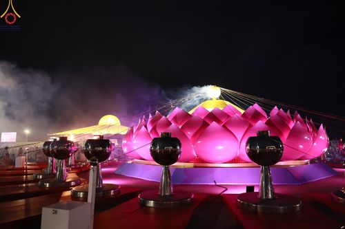 ภาพ No.160598:พิธีจุดประทีป 20,000 ดวง บูชาพระมหาธรรมกายเจดีย์ และบูชาพระมงคลเทพมุนี (สด จนฺทสโร) พระผู้ปราบมาร ณ ลานธรรม พระมหาธรรมกายเจดีย์ วัดพระธรรมกาย จ.ปทุมธานี วันที่ 10 ตุลาคม พ.ศ. 2567