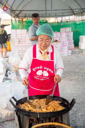 ภาพ No.193610:สาธุชนถวายภัตตาหารเป็นสังฆทาน แด่พระธรรมยาตรา ณ อนุสรณ์สถานคลองบางนางแท่น อ.สามพราน จ.นครปฐม ในโครงการธรรมยาตรา กตัญญูบูชา มหาปูชนียาจารย์ พระมงคลเทพมุนี(สด จนฺทสโร) พระผู้ปราบมาร อนุสรณ์สถาน 7 แห่ง ปีที่ 13 วันที่ 11 มกราคม พ.ศ. 2568