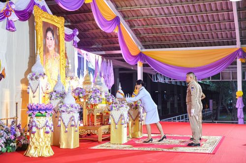 ภาพ No.138977:กิจกรรมเฉลิมพระเกียรติ สมเด็จพระนางเจ้าฯ พระบรมราชินี เนื่องในโอกาสวันเฉลิมพระชนมพรรษา พิธีเจริญพระพุทธมนต์ , ทำบุญตักบาตรพระสงฆ์ ถวายพระราชกุศล , พิธีถวายเครื่องราชสักการะ , และพิธีจุดเทียนถวายพระพรชัยมงคล วันที่ 3 มิถุนายน พ.ศ. 2567 ณ อาคารโถงช้าง วัดพ