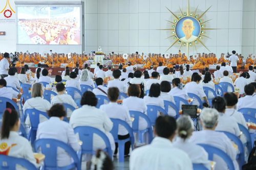 ภาพ No.205697:พิธีสวดพระพุทธมนต์ และถวายภัตตาหารเมนูสวรรค์แด่พระภิกษุ สามเณร วันจันทร์ที่ 3 กุมภาพันธ์ พ.ศ. 2568 ณ หอฉันคุณยายอาจารย์ฯ วัดพระธรรมกาย