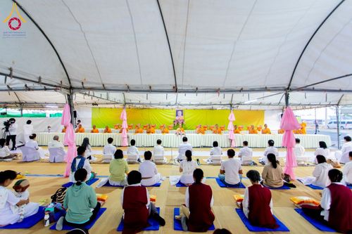 ภาพ No.199381:พิธีถวายภัตตาหารเป็นสังฆทาน แด่พระธรรมยาตรา ณ อนุสรณ์สถานบางปลา วัดบางปลา อำเภอบางเลน จังหวัดนครปฐม ในโครงการธรรมยาตรา กตัญญูบูชา มหาปูชนียาจารย์ พระมงคลเทพมุนี(สด จนฺทสโร) พระผู้ปราบมาร อนุสรณ์สถาน 7 แห่ง ปีที่ 13 วันที่ 22 มกราคม พ.ศ. 2568