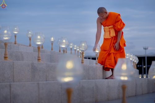 ภาพ No.240993:วันพุธที่ 27 สิงหาคม พ.ศ. 2568 พิธีจุดประทีป ในวันธรรมชัย ณ วัดพระธรรมกาย