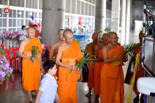 ภาพ No.238112:วันอังคารที่ 12 สิงหาคม พ.ศ. 2568 กิจกรรมวันแม่แห่งชาติ พิธีเปิดห้องปฎิบัติธรรม "กลางใส ใจสว่าง" (World Inner Peace Meditation Room) พิธีลูกกราบคุณแม่-คุณพ่อ พิธีทอดผ้าป่ากองทุนเลี้ยงพระ&กฐิน 30,000 วัด(บูชาธรรมหลวงพ่อ) พิธีไถ่โคท้อง 2 ตัว  ณ วิหารคด 2 ว