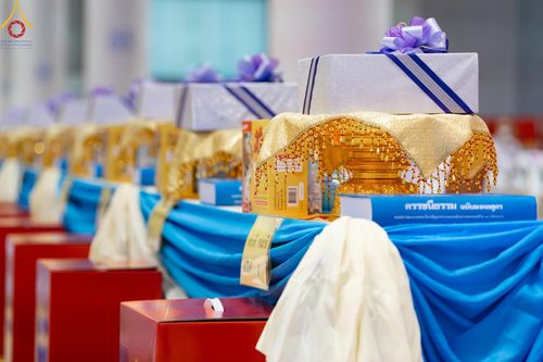 ภาพ No.147068:พิธีมุทิตาสักการะพระภิกษุ ผู้สอบได้เปรียญธรรม 9 ประโยคระดับโลกปีที่ 36, พิธีมอบโล่เกียรติยศและทุนการศึกษา สำนักเรียนบาลีดีเด่นทั่วประเทศ, พิธีถวายมหาสังฆทานคณะสงฆ์ 2,000 กว่าวัด ทั่วประเทศ ปีที่ 24, พิธีถวายไทยธรรมคณะสงฆ์ 323 วัด 4 จังหวัดชายแดนภาคใต้