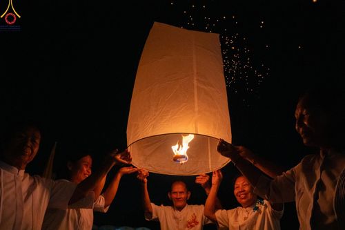ภาพ No.175962:พิธีจุดประทีปโคมลาน, โคมลอยและลอยกระทง ถวายประทีปเป็นพุทธบูชา สร้างความสว่างไสวให้กับแผ่นดินด้วยแสงธรรม วันที่ 15 พฤศจิกายน พ.ศ. 2567 ณ พุทธอุทยานนานาชาติ อ.โพนพิสัย จ.หนองคาย