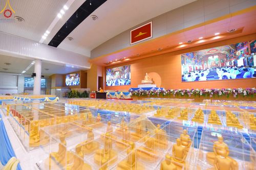 ภาพ No.159492:สัมมนาพิเศษและพิธีมอบองค์พระธรรมกาย 2,000 องค์ ณ ห้องแก้วสารพัดนึก 1 วัดพระธรรมกาย วันอาทิตย์ต้นเดือนที่ 6 ตุลาคม พ.ศ. 2567