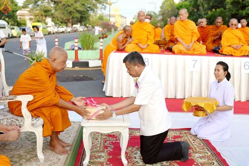 ภาพ No.235167:วันอาทิตย์ที่ 27 กรกฎาคม พ.ศ. 2568 พิธีตักบาตรพระ1,000 รูป ทำบุญเมืองพัทลุง ประธานสงฆ์ พระปริยัติวชิโรดม  เจ้าคณะจังหวัดพัทลุง ประธานฆราวาส นายรัฐศาสตร์ ชิดชู  ผู้ว่าราชการจังหวัดพัทลุง