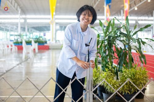 ภาพ No.88707:คณะสงฆ์ เจ้าหน้าที่ และสาธุชน ทุ่มเทแรงกายแรงใจเตรียมงาน เพื่องานวันครูผู้ค้นพบวิชชาธรรมกาย ตั้งแต่วันที่ 20 กันยายน พ.ศ. 2566