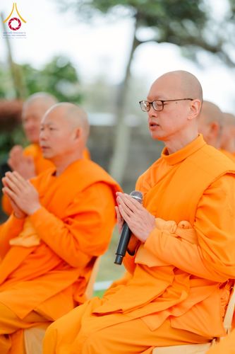 ภาพ No.220899:วันที่ 13 เมษายน พ.ศ. 2568 พิธีโปรยรัตนชาติปฐมเริ่มสถาปนาเจดีย์ และ พิธีเปิดหมู่บ้านปฏิบัติธรรม เพื่อการบรรลุธรรม ณ วัดป่าธรรมกายนานาชาติโทชิหงิ  ประเทศญี่ปุ่น