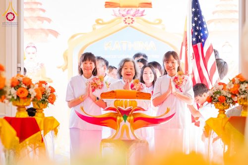 ภาพ No.175027:พิธีทอดกฐิน วัดพระธรรมกายซิลิคอนวัลเลย์ มลรัฐแคลิฟอร์เนีย ประเทศสหรัฐอเมริกา บูชาธรรม 80 ปี หลวงพ่อธัมมชโย โดยคณะศิษยานุศิษย์วัดพระธรรมกาย วันที่ 27 ตุลาคม พ.ศ. 2567