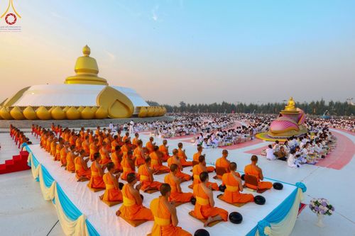 ภาพ No.201042:พิธีตักบาตรพระธรรมยาตรา ณ อนุสรณ์สถานลำดับที่ 5 สถานที่เผยแผ่วิชชาธรรมกายครั้งแรก อนุสรณ์สถานบางปลา วัดบางปลา อำเภอบางเลน จังหวัดนครปฐม ในโครงการธรรมยาตรา กตัญญูบูชา มหาปูชนียาจารย์ พระมงคลเทพมุนี(สด จนฺทสโร) พระผู้ปราบมาร อนุสรณ์สถาน 7 แห่ง ปีที่ 13