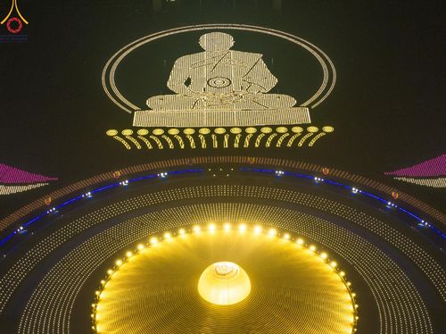 ภาพ No.122235:พิธีจุดประทีปถวายเป็นพุทธบูชา และบูชาธรรมมหาปูชนียาจารย์ พระมงคลเทพมุนี(สด จนฺทสโร) ในโครงการธรรมยาตรา กตัญญูบูชา มหาปูชนียาจารย์ พระมงคลเทพมุนี(สด จนฺทสโร) พระผู้ปราบมาร อนุสรณ์สถาน 7 แห่ง ปีที่ 12 วันที่ 31 มกราคม พ.ศ. 2567 ณ วัดพระธรรมกาย จ.ปทุมธานี (