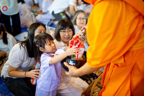 ภาพ No.92127:พิธีตักบาตร ในวันทอดกฐินสามัคคี ประจำปีพุทธศักราช 2566 วันอาทิตย์ต้นเดือนที่ 5 พฤศจิกายน พ.ศ. 2566 ณ สภาธรรมกายสากล วัดพระธรรมกาย จ.ปทุมธานี