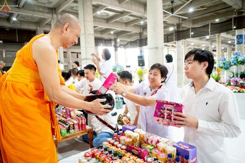 ภาพ No.235334:วันที่ 27 กรกฎาคม พ.ศ. 2568 พิธีตักบาตรฉลองพระใหม่ โครงการบรรพชาและอุปสมบทมู่รุ่นเข้าพรรษา ณ วัดพระธรรมกาย