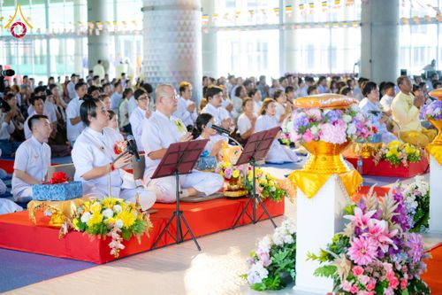 ภาพ No.143691:พิธีถวายผ้าไตร, สวดธรรมจักร, ปฏิบัติธรรม และฟังแสดงพระธรรมเทศนา ภาษาเมียนมา โดยมีสาธุชนชาวเมียนมากว่า 4,000 คน เข้าร่วมพิธี ณ มหารัตนวิหารคด วัดพระธรรมกาย วันอาทิตย์ที่ 7 กรกฎาคม พ.ศ. 2567