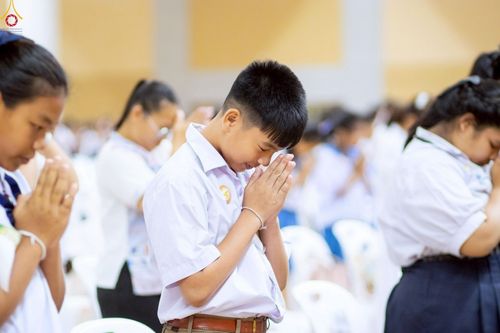 ภาพ No.245932:วันเสาร์ที่ 13 กันยายน พ.ศ. 2568 พิธีมอบผ้าไตรประธานกฐินสัมฤทธิ์เด็กดี V-Star ณ สภาธรรมกายสากล วัดพระธรรมกาย